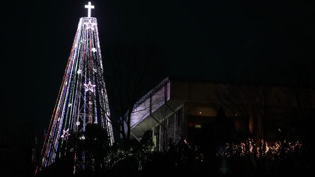 L'arbre de Noël est juché sur une colline proche de la frontière avec la Corée du Nord. [Jo Yong-Hak]