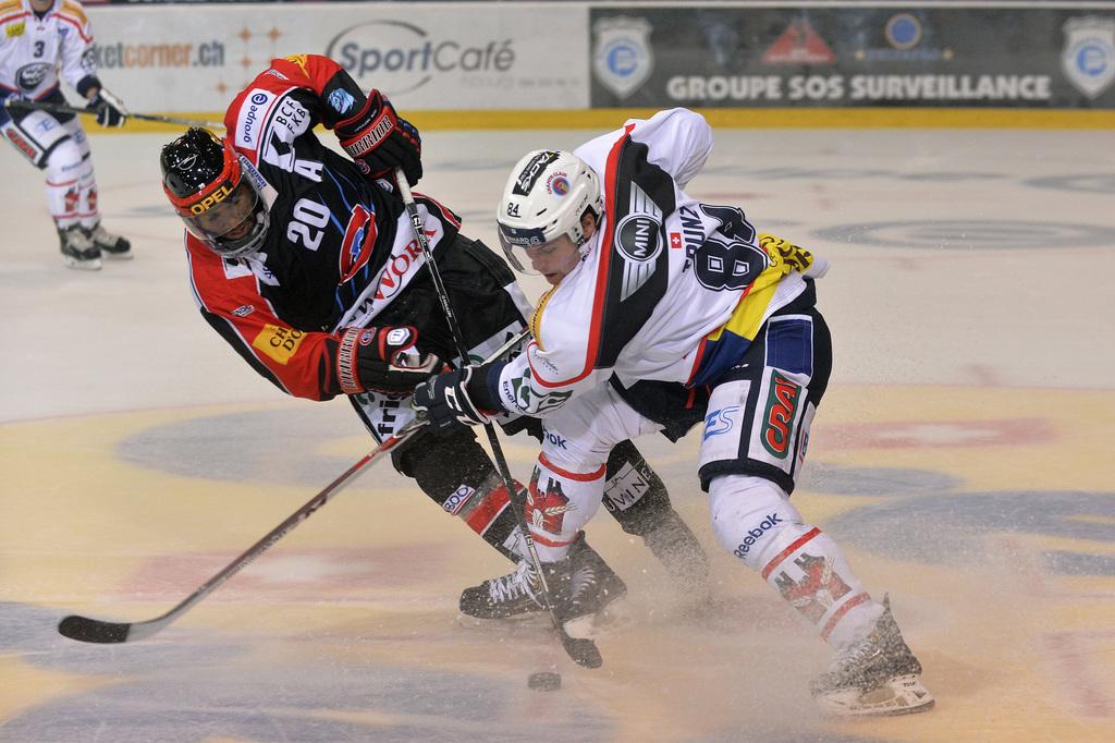 Greg Mauldin (no20), un pion essentiel à Fribourg. [KEYSTONE - Sandro Campardo]