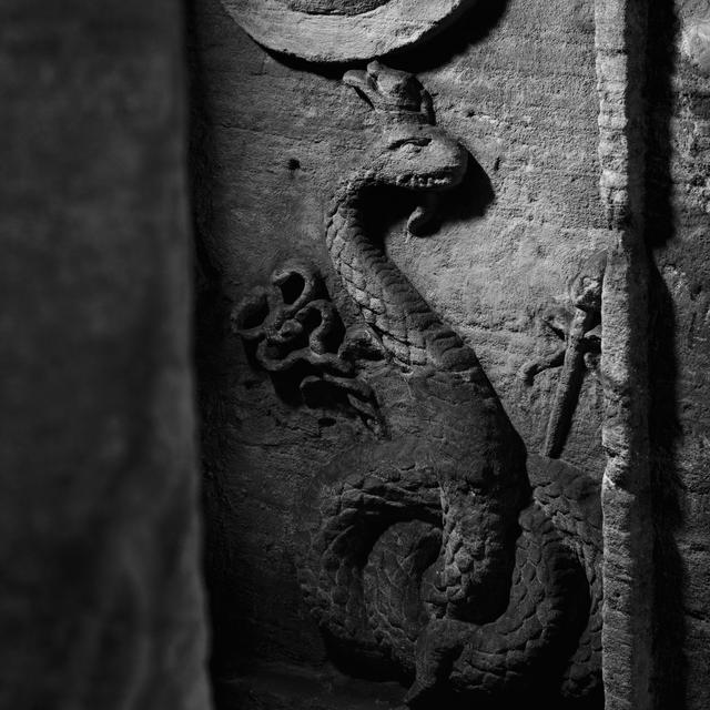 L’Agathodaïmon, divinité tutélaire d’Alexandrie, surmontée de la Gorgon (Nécropole de Kom-El-Chougafa, Alexandrie). [Frédéric Moeri]