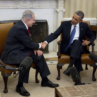 Poignée de main dans le bureau ovale de la Maison-Blanche entre le président américain Barack Obama et le Premier ministre israélien Benjamin Netanyahu. [EPA - Andrew Harrer]