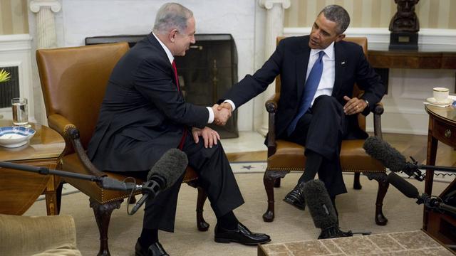 Poignée de main dans le bureau ovale de la Maison-Blanche entre le président américain Barack Obama et le Premier ministre israélien Benjamin Netanyahu. [EPA - Andrew Harrer]