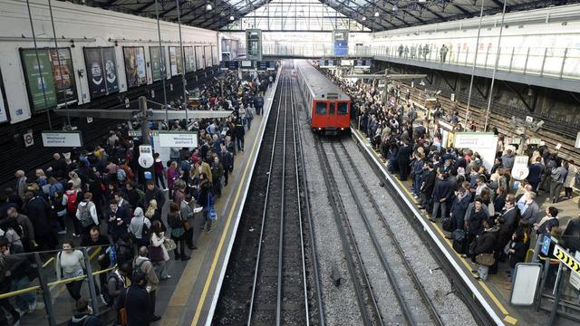 Mercredi 30 avril: au second jour d'une grève du personnel, la foule se masse sur les quais du métro de Londres à la station de Earl's Court pour profiter des rames encore disponibles. [EPA/FACUNDO ARRIZABALAGA]