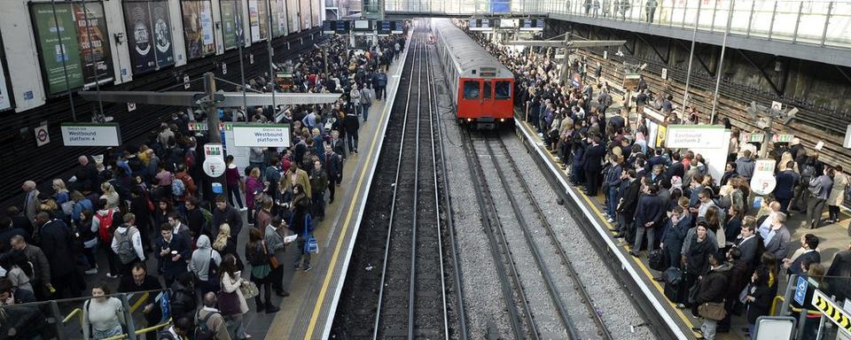 Mercredi 30 avril: au second jour d'une grève du personnel, la foule se masse sur les quais du métro de Londres à la station de Earl's Court pour profiter des rames encore disponibles. [EPA/FACUNDO ARRIZABALAGA]