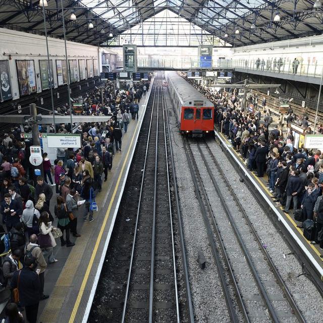 Mercredi 30 avril: au second jour d'une grève du personnel, la foule se masse sur les quais du métro de Londres à la station de Earl's Court pour profiter des rames encore disponibles. [EPA/FACUNDO ARRIZABALAGA]