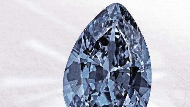 Encore un record de vente aux enchères pour ce diamant bleu qui a atteint la somme de 32,6 millions de dollars. [AP Photo/Sotheby]