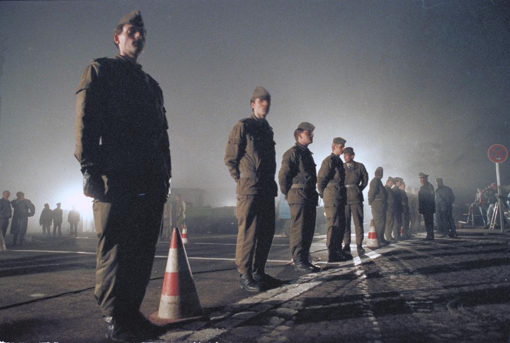 Des soldats est-allemands livrés à eux-mêmes. [AP Photo/Thomas Kienzle]