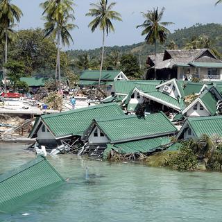 Des bâtiments en partie submergés à Ton Sai Bay, sur l'île thaïlandaise de Phi Phi. [Luis Enrique Ascui]