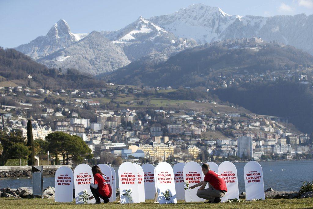 Intervention de militants d'Oxfam dénonçant les crimes du régime syrien sur les quais de Montreux, en marge de la conférence Genève 2. [KEYSTONE - Salvatore di Nolfi]