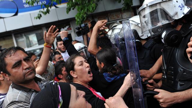 Les manifestants protestaient contre l'attitude du gouvernement turc suite à la tragédie minière de Soma. [Ozan Kose]