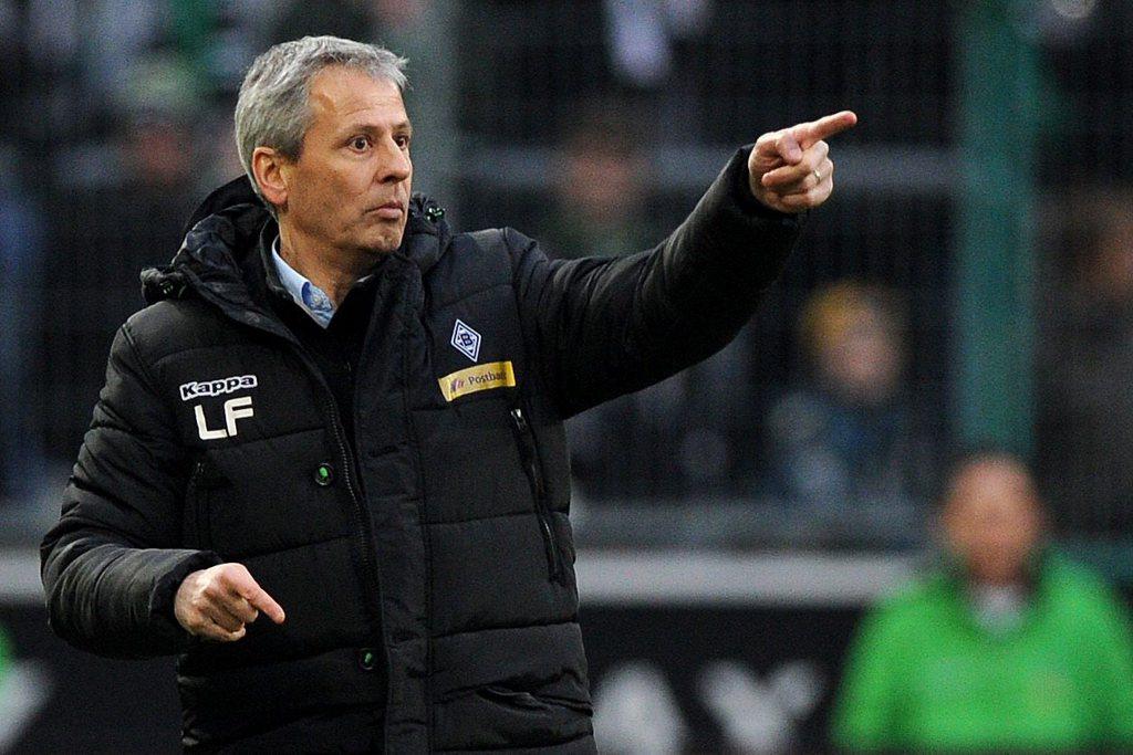 "Venez les Suisses, Gladbach c'est par là", semble indiquer Lucien Favre. [KEYSTONE - Marius Becker]