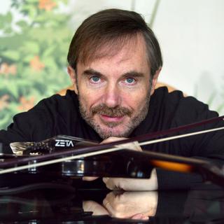 Le violoniste Jean-Luc Ponty, pionnier du violon électrique dans le jazz et le rock. [Martin Bureau]