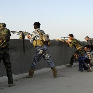 Des hommes des forces de sécurité irakiennes durant des affrontements avec les milices de l'EIIL à Ramadi.-Irak, EIIL, ramadi, jihad, djihad, Fallujah. [Reuters/Stringer]