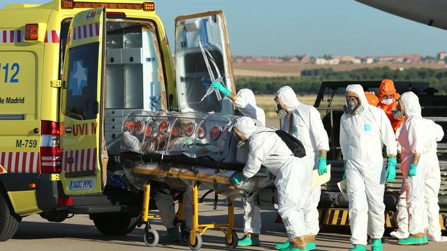 Un prêtre espagnol qui a contracté le virus au Liberia est transporté d'une base aérienne vers un hôpital de Madrid. [AFP PHOTO / SPANISH DEFENSE MINISTRY / INAKI GOMEZ]