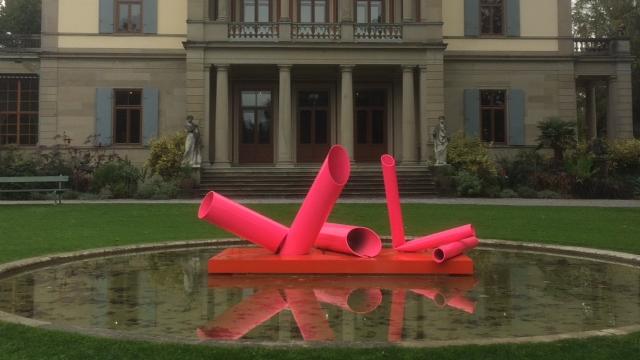 Sculpture de David Renggli. En arrière-plan, le Musée Rietberg. [Michel Masserey]