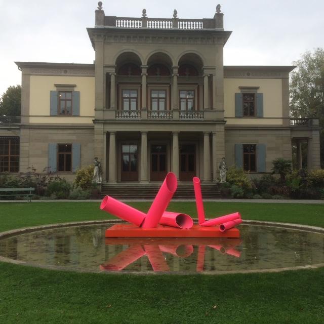 Sculpture de David Renggli. En arrière-plan, le Musée Rietberg. [Michel Masserey]