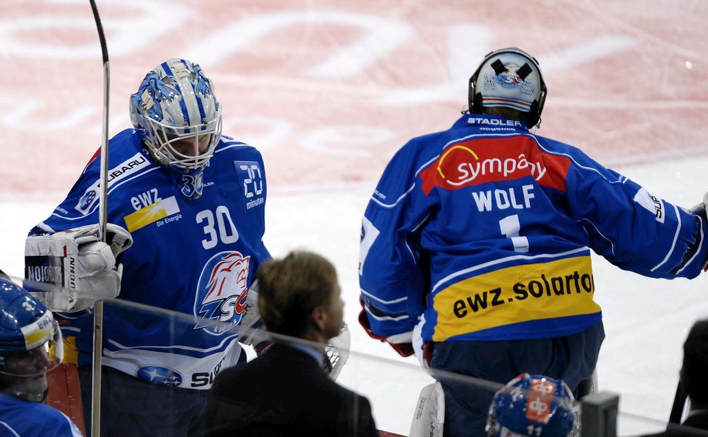 Remplacé par Wolf, Flüeler (30) a passé 10 minutes cauchemardesques sur la glace. [KEYSTONE - Walter Bieri]