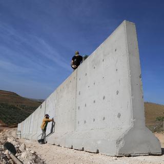 Un mur de protection en construction à la frontière turco-syrienne. [Cem Genco - Anadolu Agency]
