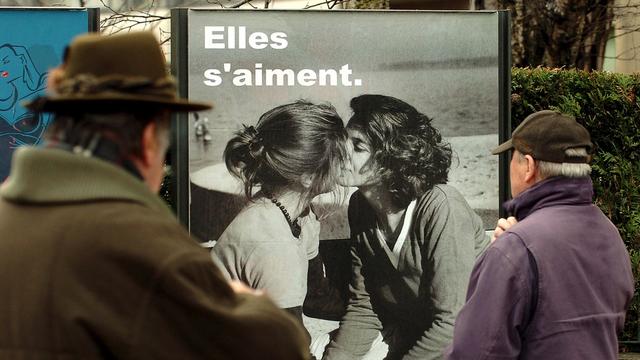 Une affiche montrant l'amour entre deux femmes interpelle des passants à Genève. [Martial Trezzini]