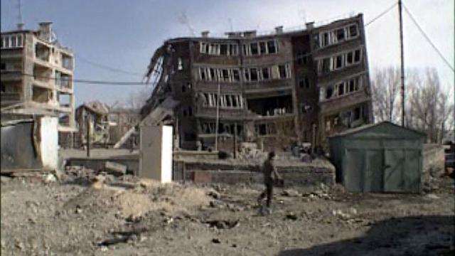 Un tremblement de terre en Arménie fait plus de 30 000 morts. [RTS]