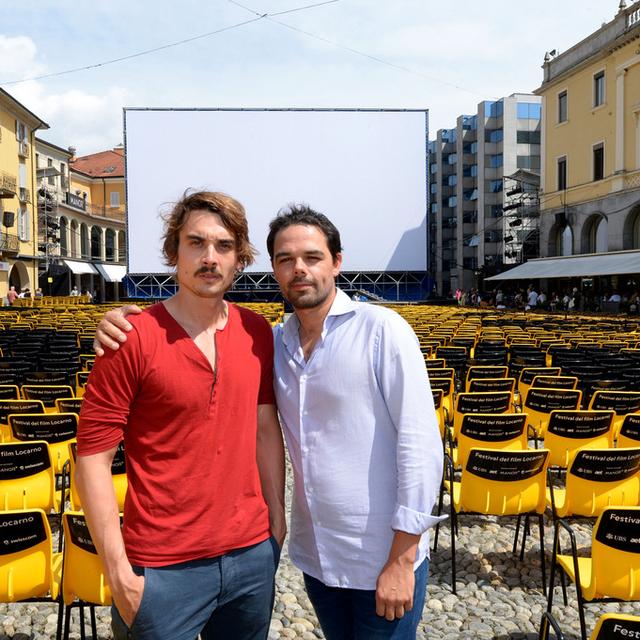 L'acteur Baptiste Gillieron et le cinéaste Mathieu Urfer sur la Piazza Grande pour présenter "Pause". [Urs Flueeler]