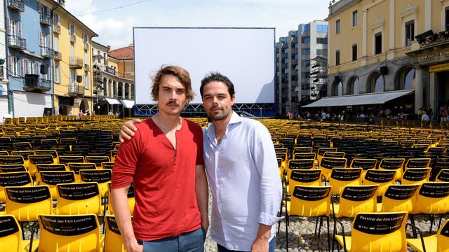 L'acteur Baptiste Gillieron et le cinéaste Mathieu Urfer sur la Piazza Grande pour présenter "Pause". [Urs Flueeler]