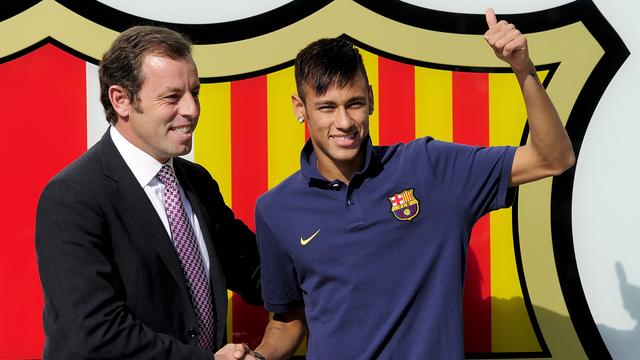 L'ex-président Rosell tout sourire au moment d'accueillir Neymar au Barça l'été dernier. [Josep Lago]