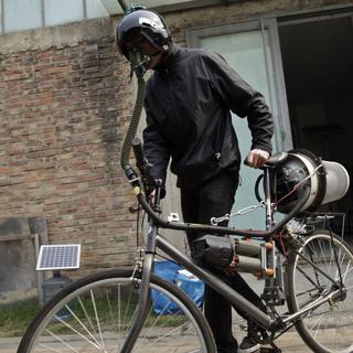 L'artiste Matt Hope présente un vélo pour se protéger de la pollution [Petar Kujundzic]