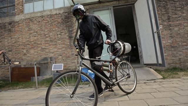 L'artiste Matt Hope présente un vélo pour se protéger de la pollution [Petar Kujundzic]