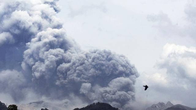 Une épaisse fumée se dégageait vendredi du cratère du volcan Kelud à Java. [Trisnadi]