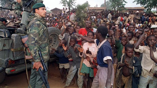 Réfugiés hutus accueillant des militaires français de l'Opération turquoise, le 3 juillet 1994 dans un camp près de Butare, Rwanda. [AFP - Hocine Zaourar]