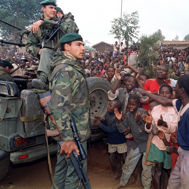 Réfugiés hutus accueillant des militaires français de l'Opération turquoise, le 3 juillet 1994 dans un camp près de Butare, Rwanda. [AFP - Hocine Zaourar]