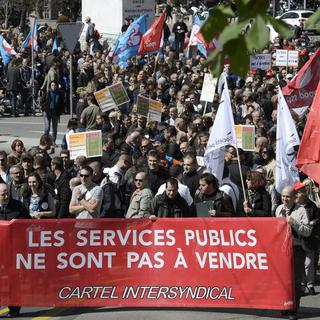 Des policiers et fonctionnaires de l'Etat de Genève participent a une manifestation de la fonction publique contre le projet de grille salariale Score. [Martial Trezzini]