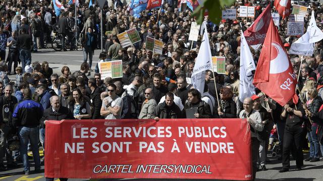 Des policiers et fonctionnaires de l'Etat de Genève participent a une manifestation de la fonction publique contre le projet de grille salariale Score. [Martial Trezzini]