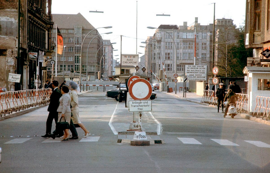 Checkpoint Charlie au matin du 9 novembre 1989. [Gotanero]