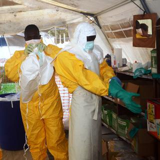 A Conakry, en Guinée, des membres de Médecins sans frontières (MSF) s'équipent avant de traiter des personnes infectées par le virus Ebola. [CELLOU BINANI]