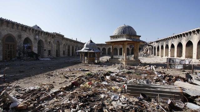 La Grande Mosquée d'Alep a subi les ravages de la guerre a plusieurs reprises, notamment lors de la bataille d'Alep en octobre 2012 et lors de bombardements de l'armée syrienne le 24 avril 2013. La photographie montre l'état de l'édifice religieux le 15 décembre 2013. [Reuters - Molhem Barakat]