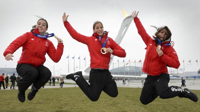 Les hockeyeuses suisses ont savouré leur médaille de bronze à Sotchi. [Laurent Gilliéron]