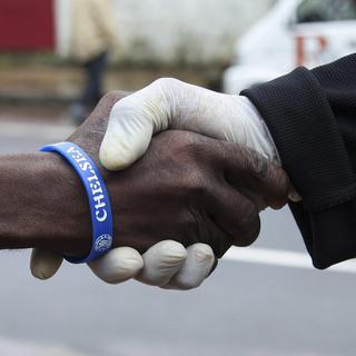 De plus en plus de Libériens mettent des gants pour se protéger du virus Ebola. [EPA/AHMED JALLANZO]