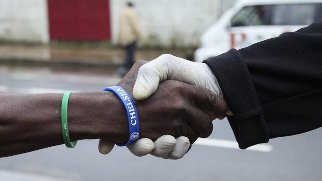 De plus en plus de Libériens mettent des gants pour se protéger du virus Ebola. [EPA/AHMED JALLANZO]