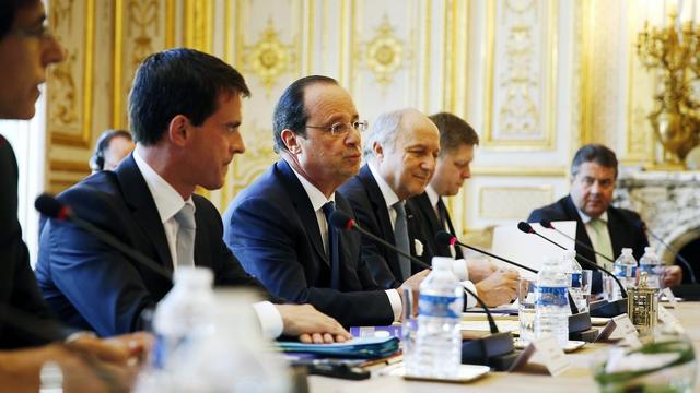 Le président français François Hollande (au centre aux côtés de Manuel Valls) a déclaré soutenir le Luxembourgeois Jean-Claude Juncker pour la présidence de la Commission européenne. [EPA/ETIENNE LAURENT]