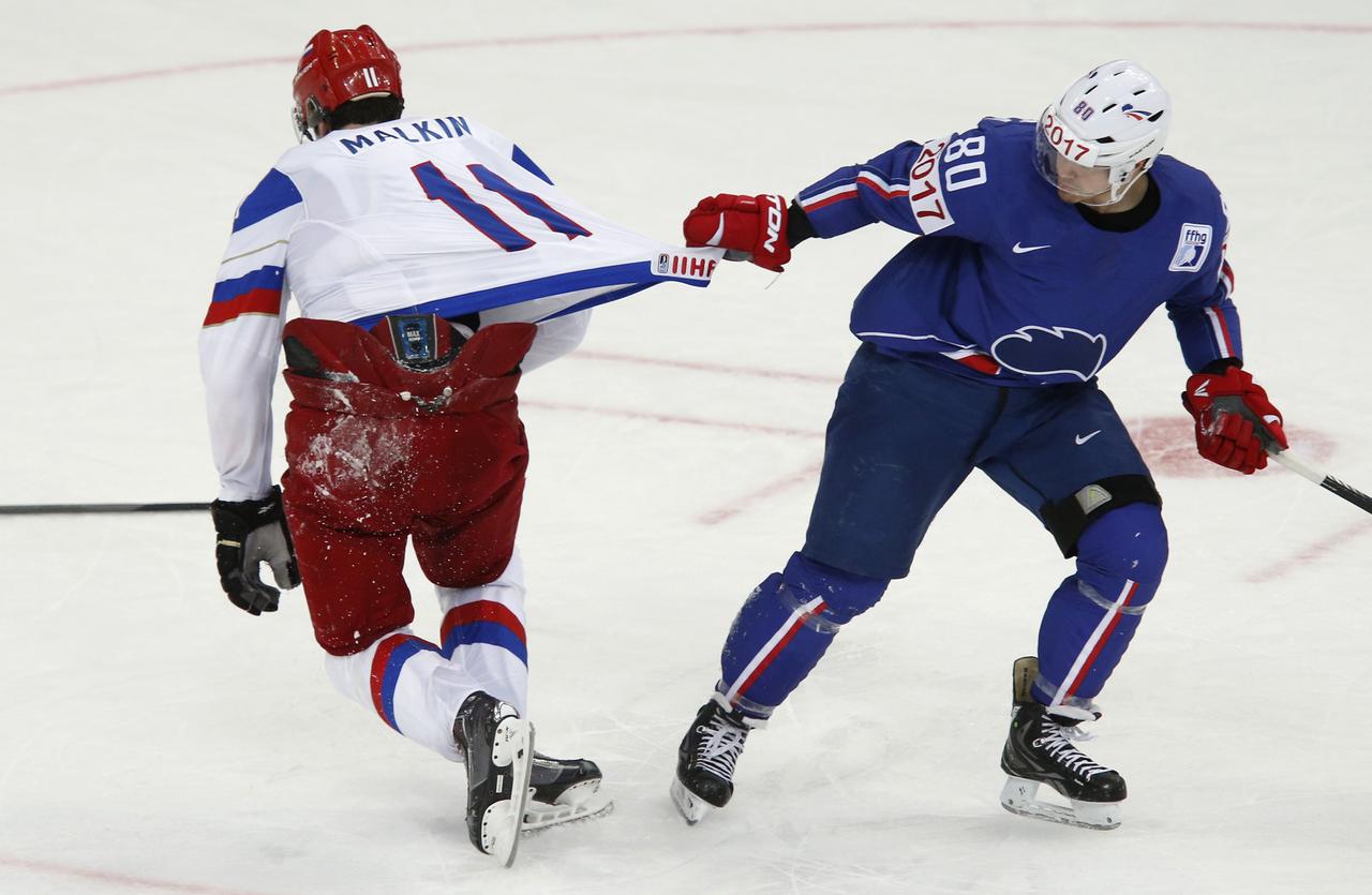 Les Français ont tenté par tous les moyens d'arrêter Malkin. [REUTERS - Demianchuk]