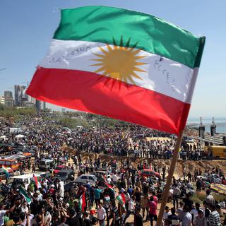 Le drapeau officiel du Kurdistan. [AP Photo/Hussein Malla]
