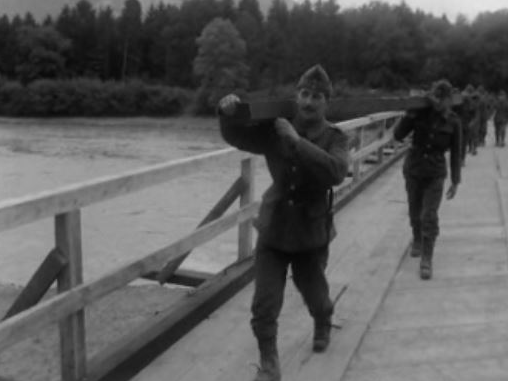 L'armée construit un pont aux Evouettes. [RTS]