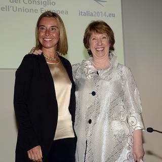 La nouvelle ministre des Affaires étrangères européennes, l'Italienne Federica Mogherini (à gauche), aux côtés de sa prédecesseure britannique Catherine Ashton. [Giuseppe ARESU]