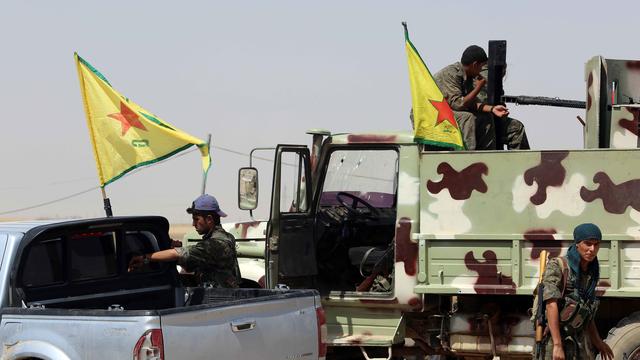 Combattants kurdes d'Irak et de Syrie côte-à-côte dans la région de Mossoul. [Emrah Yorulmaz/Anadolu Agency]