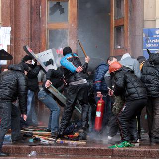Des affrontements ont éclaté samedi devant le gouvernement régional à Kharkiv entre pro-russes et partisans du gouvernement de la place Maïdan. [SERGEY BOBOK]