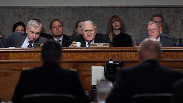 Le sénateur démocrate Carl Levin (au centre) s'est montré offensif face aux dirigeants de Credit Suisse. [AP Photo/Lauren Victoria Burke]