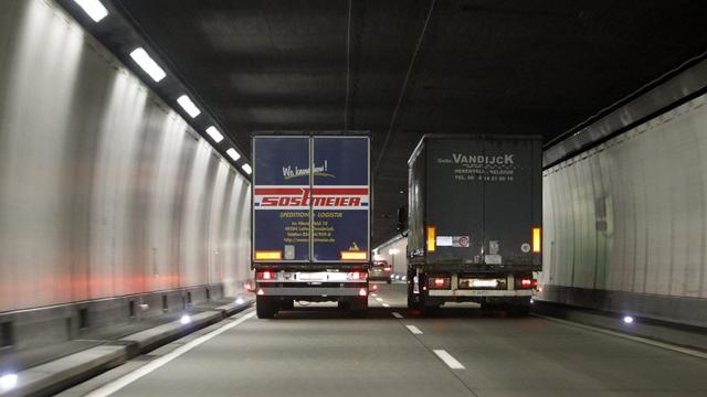 Les députés veulent établir un trafic unidirectionnel dans les tunnels sous les Alpes. [Urs Flueeler]