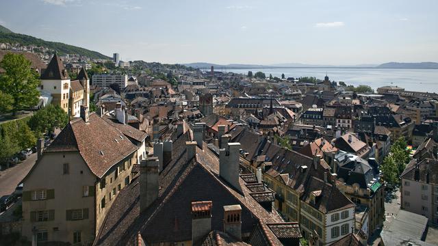 La ville de Neuchâtel et son château en mai 2010. [Gaetan Bally]