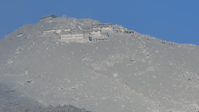 Des équipes de secours montent le mont Ontake dans la préfecture de Nagano le 29 septembre. [KAZUHIRO NOGI]